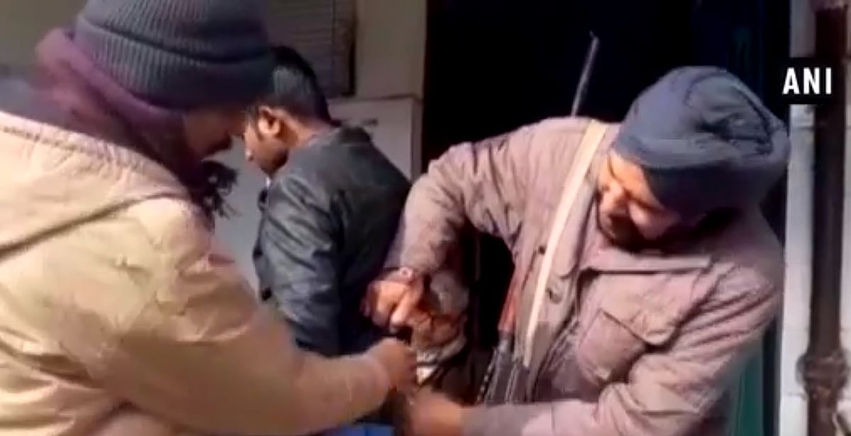 'வசூல்ராஜா MBBS' பாணியில்  காப்பி அடித்த நபர் : பீகார் காவலர் தேர்வின்போது நூதனச் செயல்!