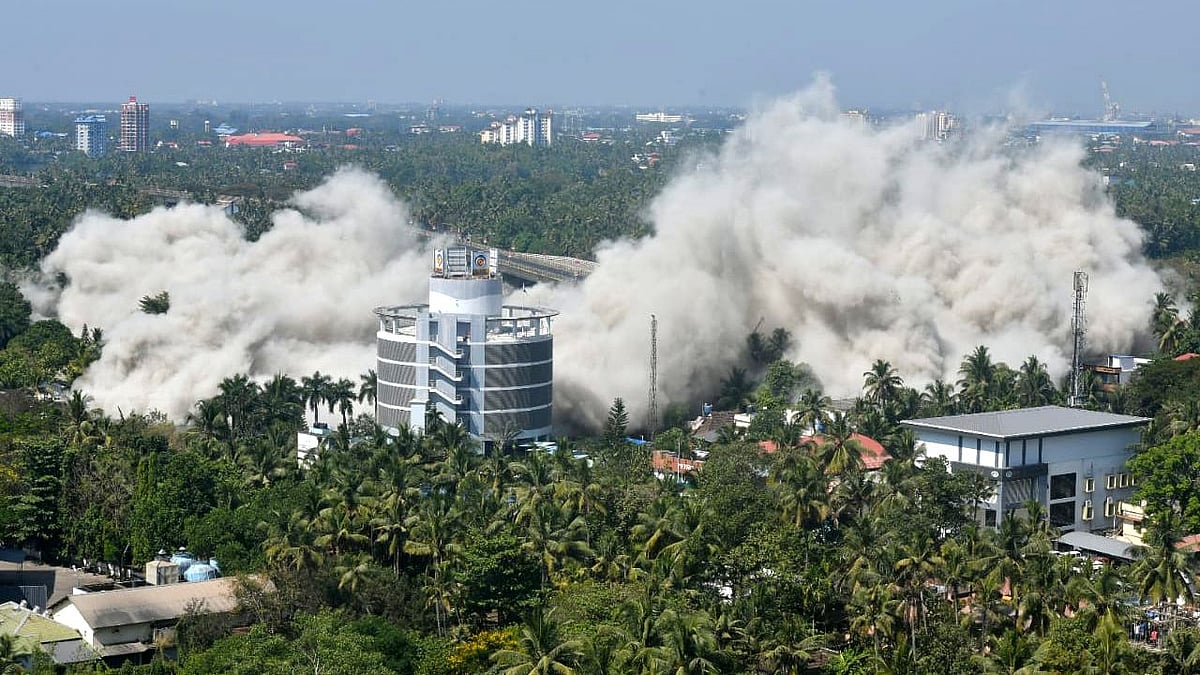 கடலோர விதிகளைமீறி கட்டப்பட்ட கொச்சி அடுக்குமாடி குடியிருப்பு 9 நிமிடங்களில் தகர்ப்பு! - வீடியோ