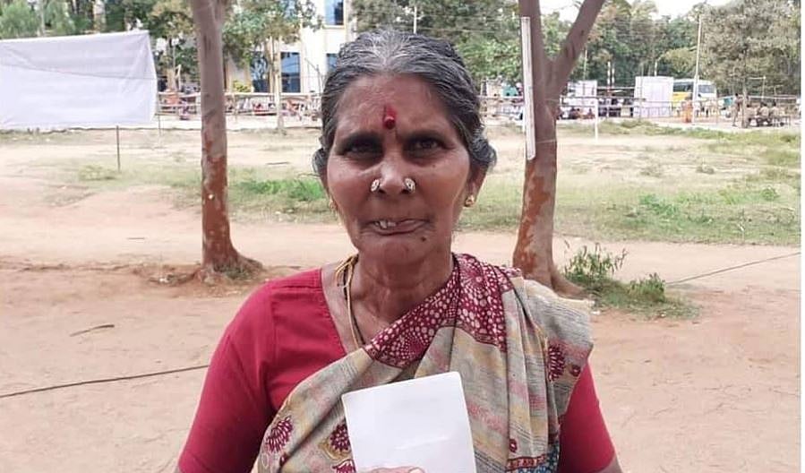 சந்தியா 21..வீரம்மாள் 79..சரஸ்வதி ’துப்புரவு தொழிலாளி’: வயதோ, தொழிலோ தடையில்லை- சாதித்த ‘சிங்கப் பெண்கள்’