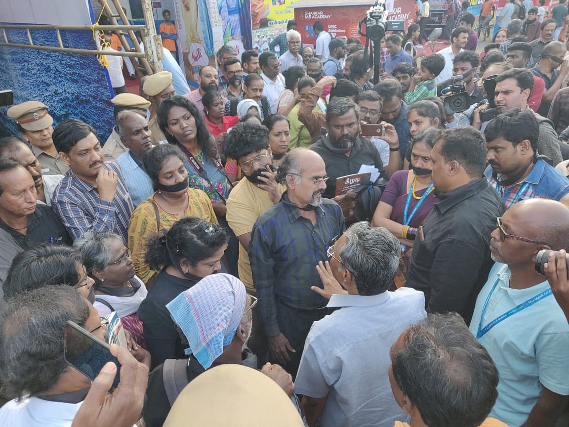 பபாசிக்கு எதிராக கொந்தளித்த எழுத்தாளர்கள், கலைஞர்கள் : வாயில் கறுப்புத் துணி கட்டி பேரணி!