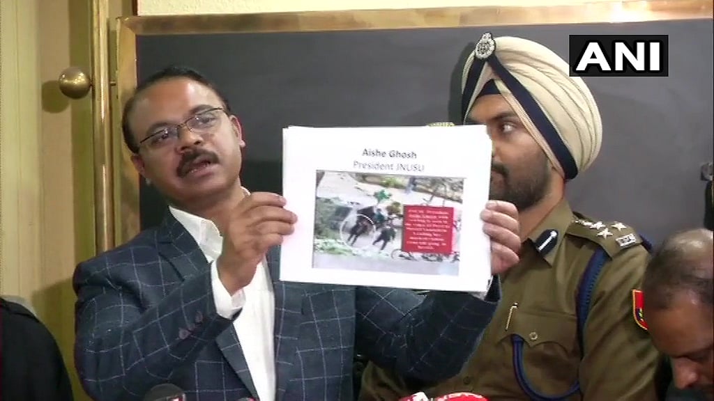 ஜே.என்.யூ வன்முறையில் சந்தேகிக்கப்படும் பட்டியலை வெளியிட்ட காவல்துறை - மாணவர்கள் அதிர்ச்சி!