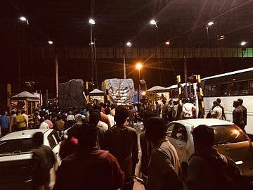 கோடிகளில் கொள்ளையடிக்கும் சுங்கச்சாவடிகள்... மிரட்டும் குண்டர்களும், வாகன ஓட்டிகளின் கோபமும்!