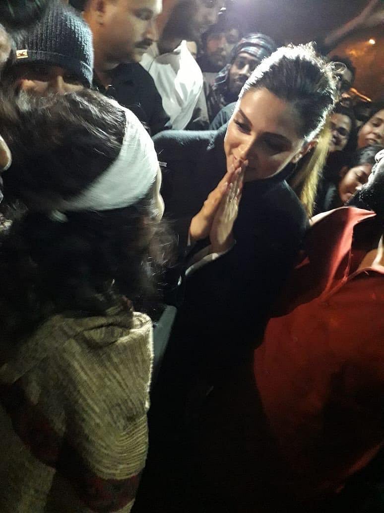 தீபிகா படுகோனுக்கு எதிராக ட்விட்டரில் ட்ரெண்ட் செய்து மீண்டும் அசிங்கப்பட்ட சங்கிகள்!