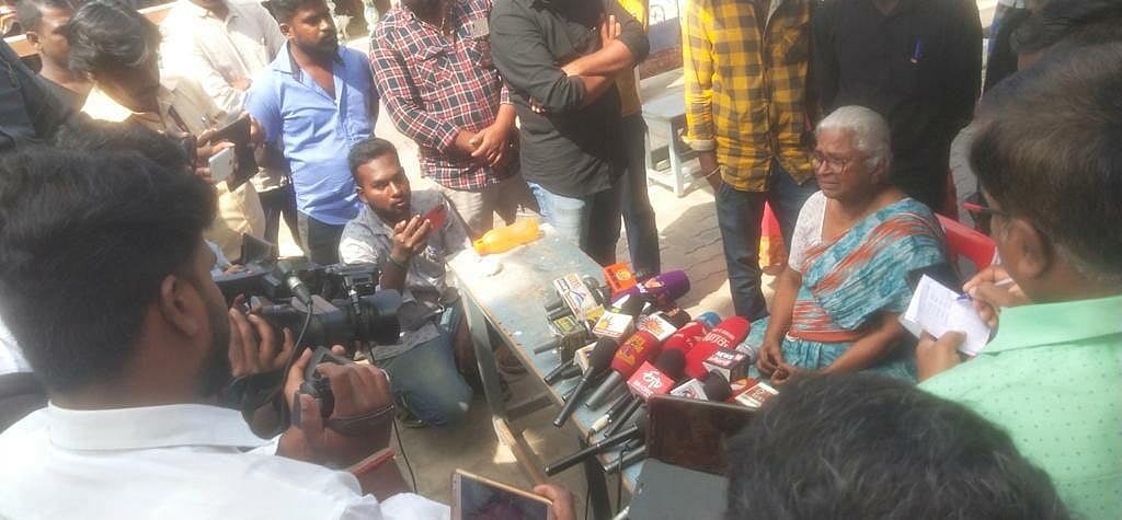 பரோல் நிறைவுற்று மீண்டும் சிறைக்கு சென்றார் பேரறிவாளன்; அற்புதம்மாள் உருக்கம்!