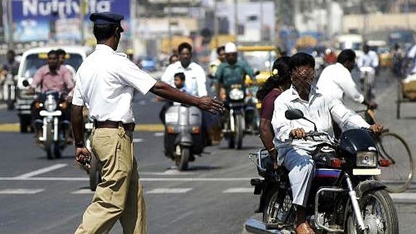 ஹெல்மெட் அணியாத வாகன ஓட்டிகளுக்கு போலிஸார் வழங்கிய நூதன தண்டனை!