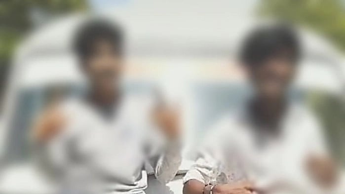 போலிஸ் வாகனத்தில் ஏறி ‘டிக்டாக்’ வீடியோ எடுத்த  இளைஞர்களுக்கு  தூத்துக்குடி காவல்துறை கொடுத்த தண்டனை!