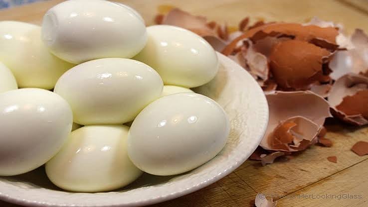 எளிதாக முட்டை ஓடு உரிப்பது எப்படி? வைரலாகும் புதிய உத்தி! (வீடியோ)