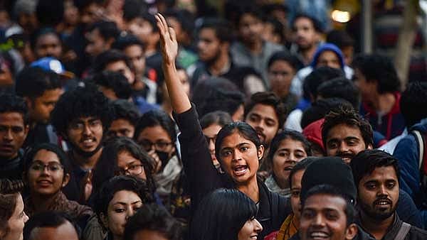 “ஜே.என்.யூ துணைவேந்தரை நீக்கவேண்டும்”- குடியரசுத் தலைவர் மாளிகையை நோக்கி பேரணியாகச் சென்ற மாணவர்கள் கைது!