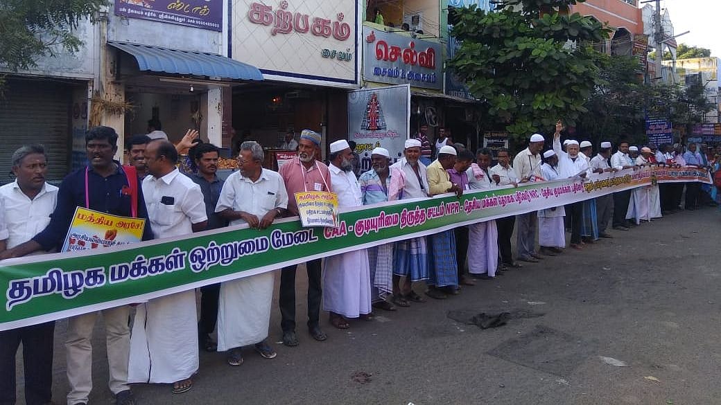 தமிழகத்தில் நடைபெற்ற பிரமாண்ட மனிதச் சங்கிலி போராட்டம் : CAA-வுக்கு எதிராக கைகோத்த தமிழகம்!