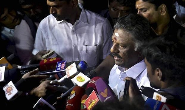 ''ரஜினி வாயை மூடி மவுனமாக இருக்கலாம்'' - கடுமையாக விமர்சித்த அ.தி.மு.க நிர்வாகிகள்!