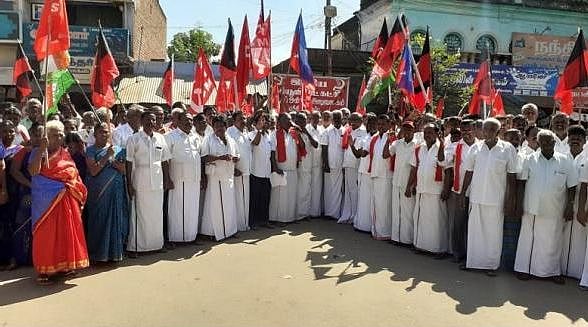 “ஒன்றிய தலைவர் தேர்தல் முடிவுகளை அறிவிக்க வேண்டும்” - தி.மு.க கூட்டணி கட்சியினர் ஆர்ப்பாட்டம்!