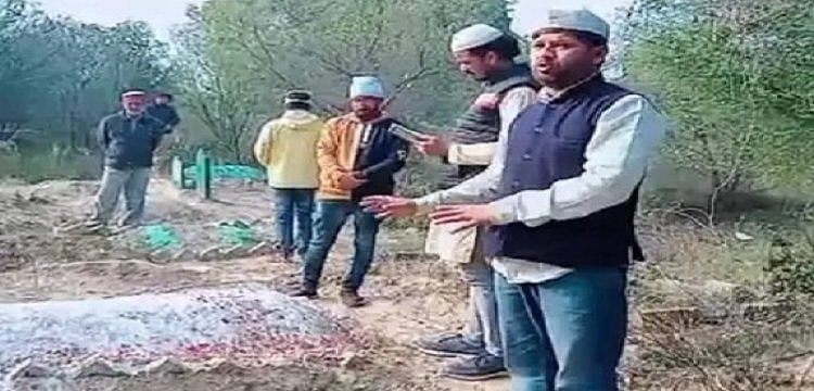 CAA : சுடுகாட்டிற்கு சென்று முன்னோர்களிடம் ஆவணம் கேட்ட நபர்... கல்லறைகளை தடுப்புக்காவலில் வைக்க கோரிக்கை!