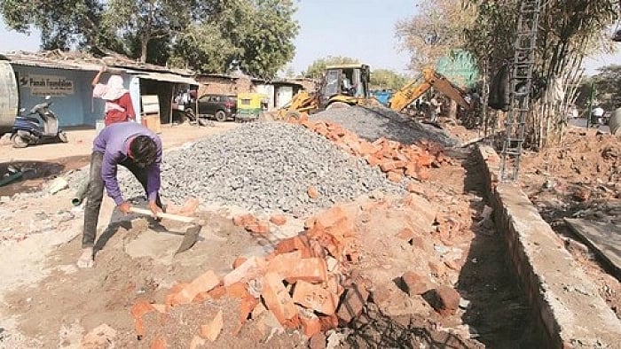 குஜராத்துக்கு வரும் ட்ரம்ப்... குடிசைகளை சுவர் கட்டி மறைக்கும் மோடி அரசு... சமூக ஆர்வலர்கள் கண்டனம்!