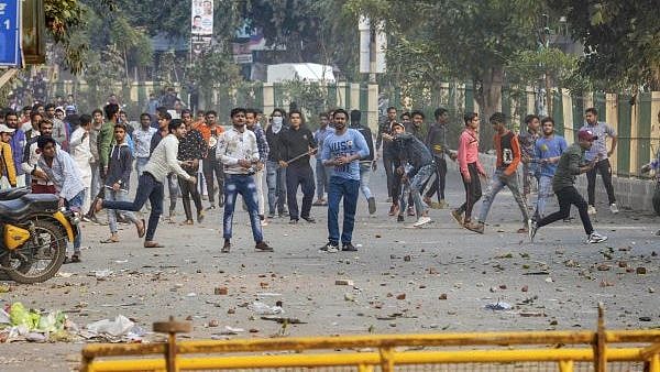 CAA எதிர்ப்பு போராட்டத்தில் உள்ளே நுழைந்து பொதுமக்களைச் சுட்ட மர்ம நபர் : டெல்லியில் மீண்டுமொரு பயங்கரம்!