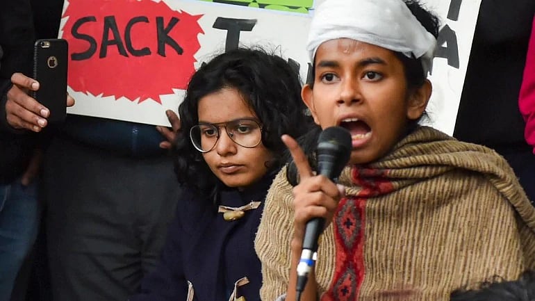 ’மாணவர்களின் போராட்டம் குறித்து கருத்து சொல்லும் ரஜினிக்கு இது தெரியுமா?!’ - டெல்லியில் இருந்து ஒரு குரல்