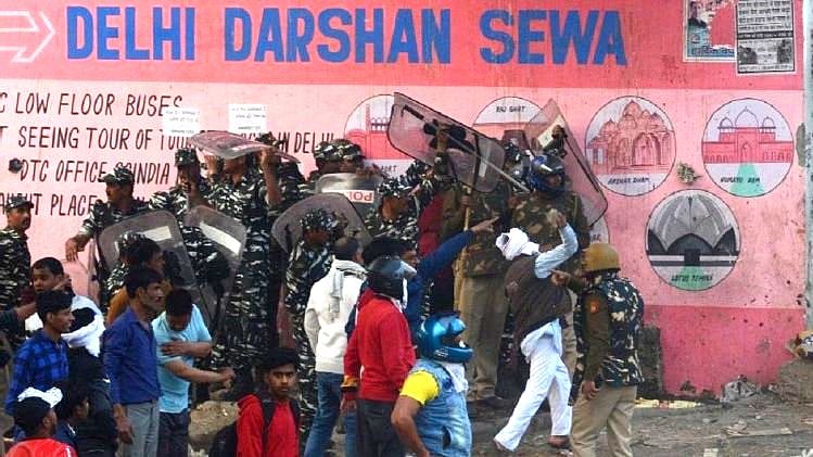 “போராட்டக்காரர்கள் மீது பா.ஜ.க.,வினர் தாக்குதல் - கைகட்டி வேடிக்கை பார்த்த போலிஸ்” : டெல்லியில் வன்முறை!