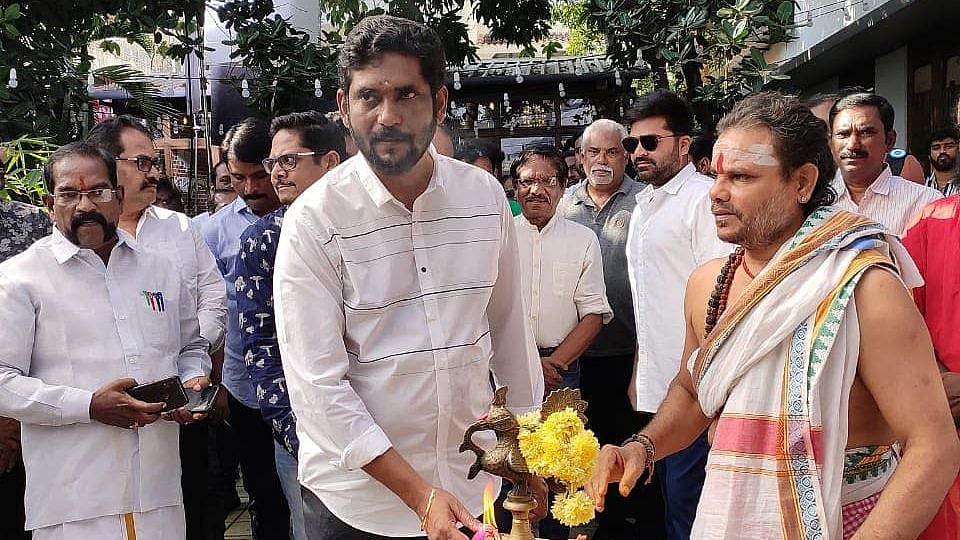 ஊழியர்களுக்காக ‘சிம்பு’ பட தயாரிப்பாளர் செய்த சிறப்பான ஏற்பாடு : தமிழ் திரையுலகில் வலுப்பெறும் கோரிக்கை!