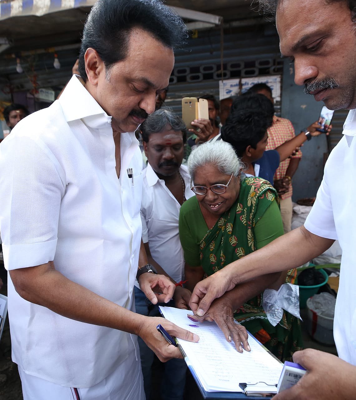 "ஜனநாயகம் காக்கப்படும் எனும் நம்பிக்கையோடு இருக்கிறது தமிழகம்” - டெல்லிக்குப் பறந்த 2 கோடி கையெழுத்துகள்!