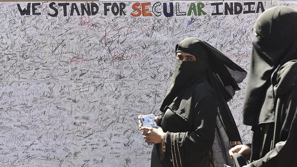 “நமது கலாச்சாரம் அல்ல; புர்காவுக்கு தடை விதிக்க வேண்டும்” : உ.பி பா.ஜ.க அமைச்சர் திமிர் பேச்சு!