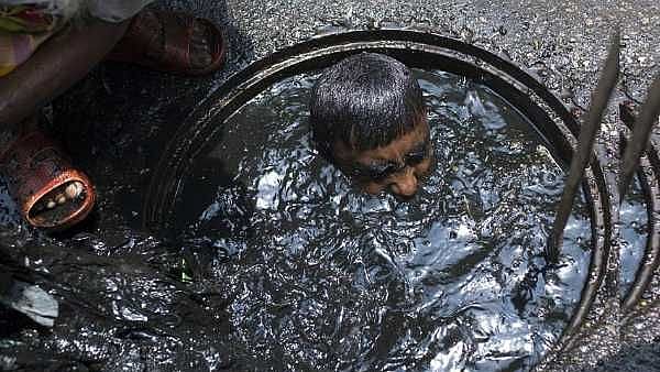 மனிதக் கழிவை மனிதனே அகற்றும் கொடுமையில் தமிழ்நாட்டின் அவலநிலை : கடந்த ஆண்டில் எத்தனை உயிர்ப்பலி தெரியுமா?