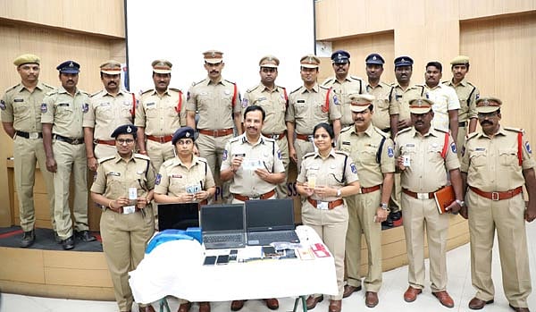 இறந்த IT ஊழியர்களின் பெயரில் கிரெடிட் கார்டு மோசடி - ஐதராபாத்தை அதிரவைத்த சைபர் கிரைம்