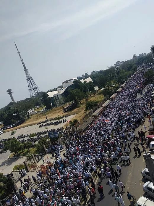 “CAAக்கு எதிராக தீர்மானம் நிறைவேற்றுக” : சென்னையில் லட்சக்கணக்கில் குவிந்த இஸ்லாமியர்கள்! (Album)