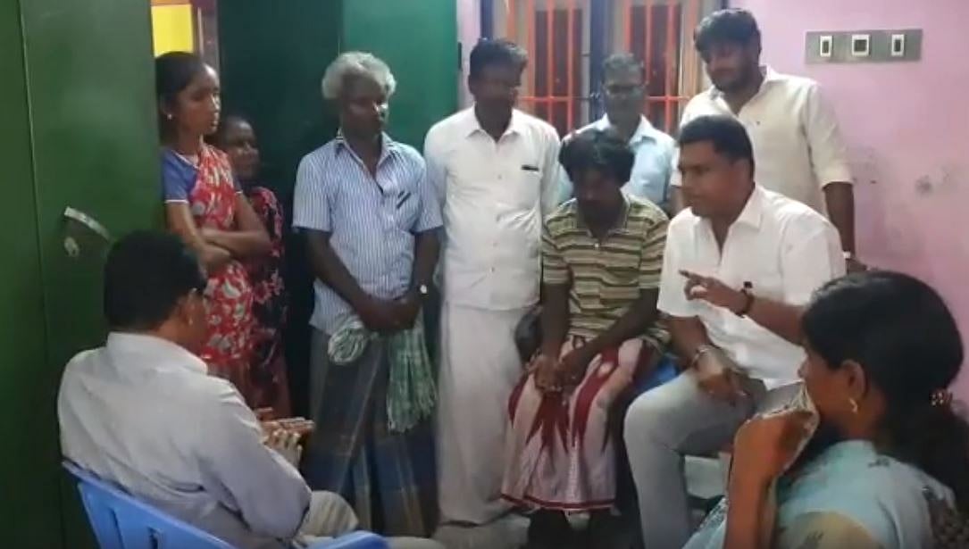 பழங்குடியினருக்கு நீதி கேட்டு, வங்கி அதிகாரிக்கு சமத்துவ பாடமெடுத்த தி.மு.க எம்.எல்.ஏ! (வீடியோ)