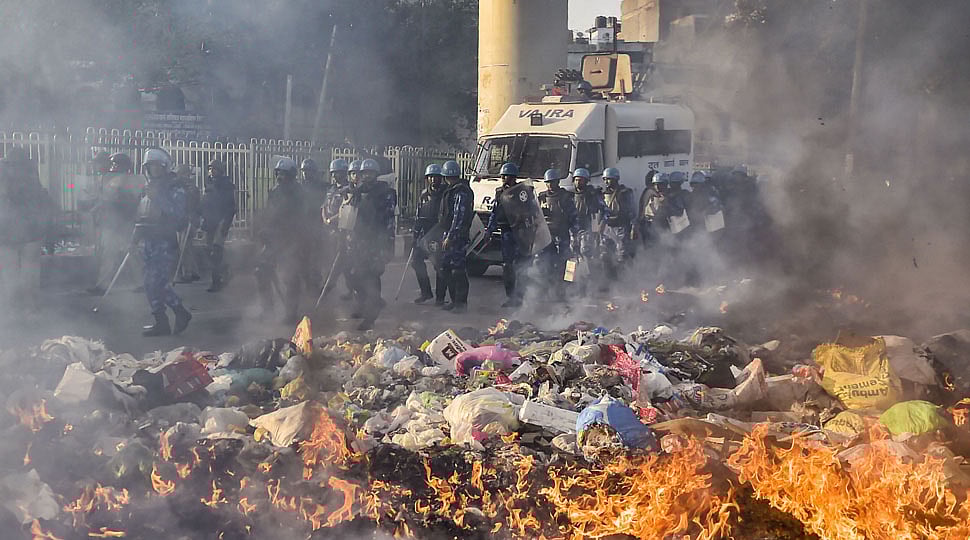 #DelhiViolence : உயிரிழப்பு 20 ஆக அதிகரிப்பு : குவிக்கப்பட்ட போலிஸார் - கோகுல்புரியில் மீண்டும் வன்முறை!