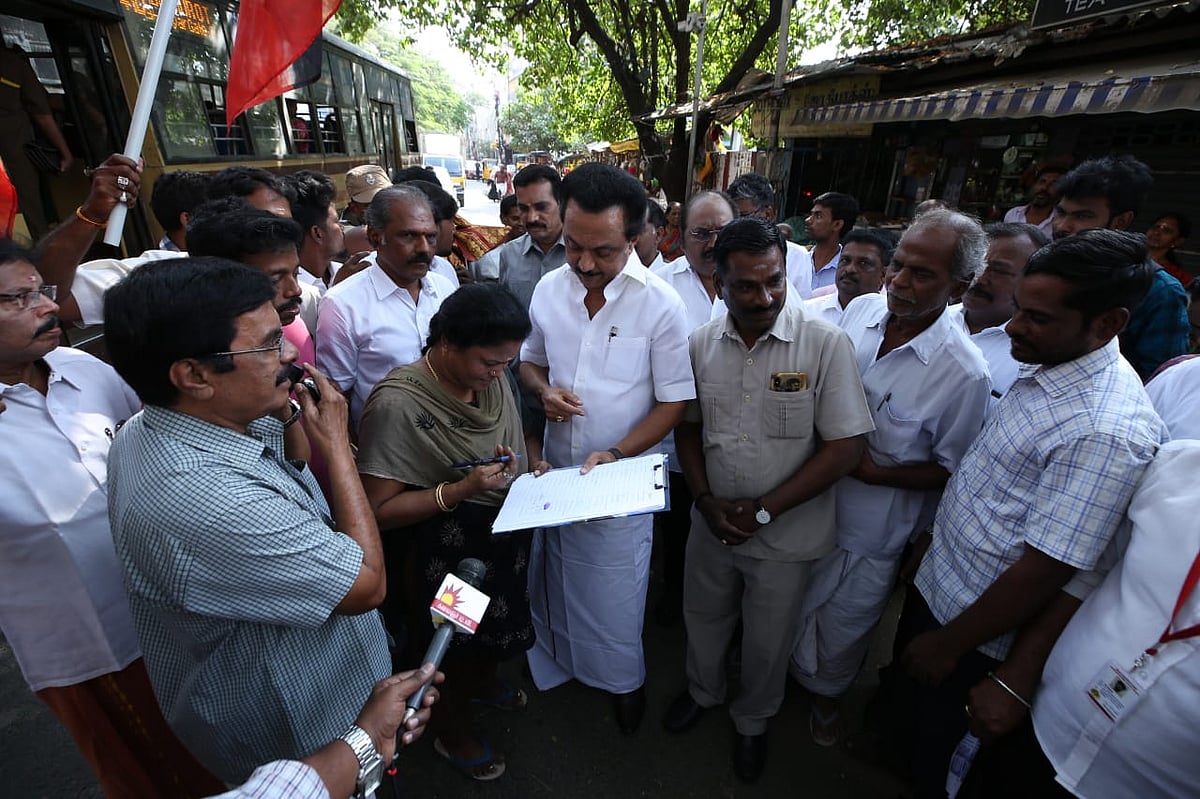 #CAA-வுக்கு எதிரான கையெழுத்து இயக்கம் : நேரடியாக களத்தில் இறங்கி கையெழுத்து பெறும் மு.க.ஸ்டாலின்!