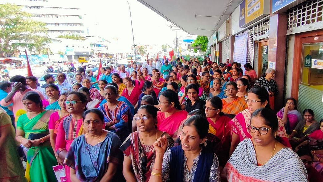 “லாபகரமான LIC நிறுவனத்தை தனியாருக்கு கூறுபோடுவதா?” : நாடுமுழுவதும் ஊழியர்கள் ஆவேச போராட்டம்!