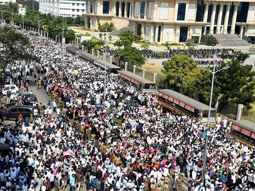 “CAAக்கு எதிராக தீர்மானம் நிறைவேற்றுக” : சென்னையில் லட்சக்கணக்கில் குவிந்த இஸ்லாமியர்கள்! (Album)
