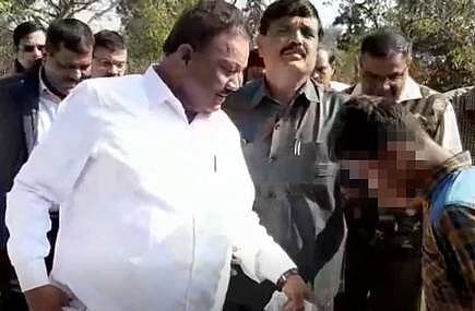 "திண்டுக்கல் சீனிவாசன் மீது வழக்குப் பதிந்து கைது செய்யவேண்டும்” - மலைவாழ் மக்கள் முற்றுகை போராட்டம்!