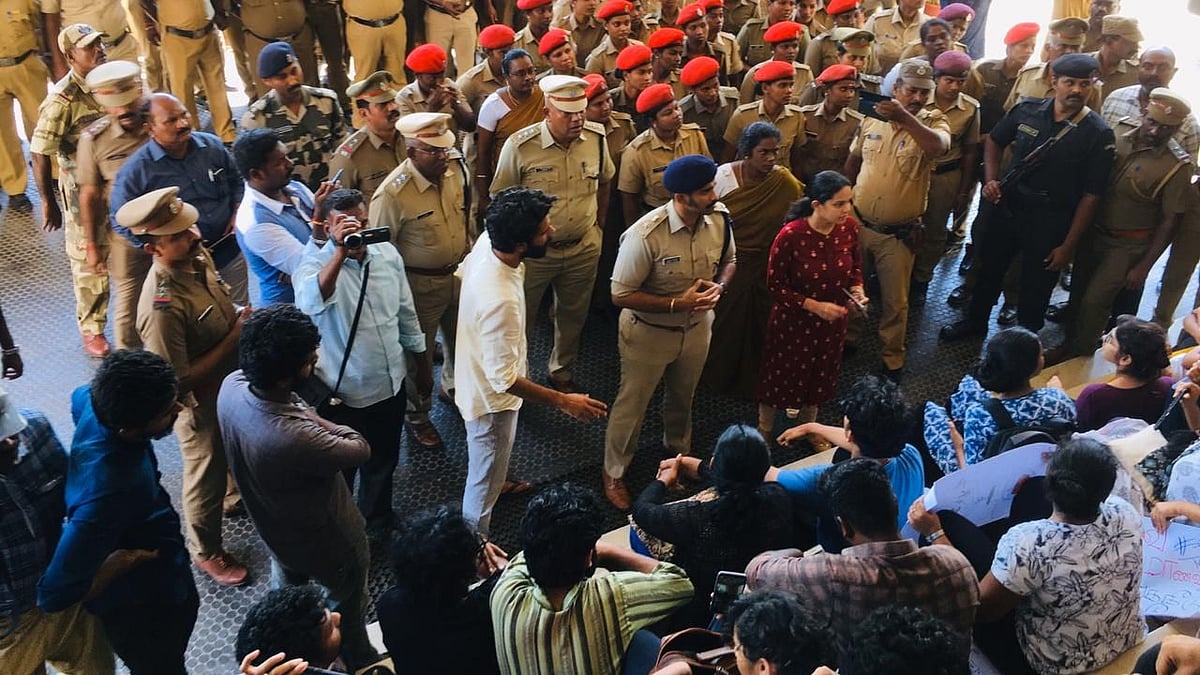 ’கிராமப்புற மாணவர்களை துரத்தவே 225% கட்டண உயர்வு’: புதுச்சேரி மாணவர் போராட்டத்தைக் கலைக்க போலிஸ் அராஜகம்!