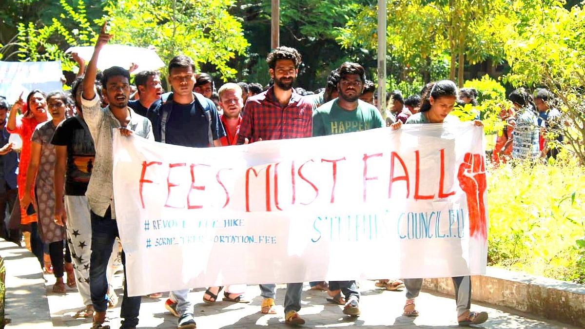 “300% கட்டண உயர்வு?” : கல்விக் கட்டண உயர்வுக்கு எதிராகக் கொந்தளிக்கும் புதுச்சேரி பல்கலைக்கழக மாணவர்கள்!