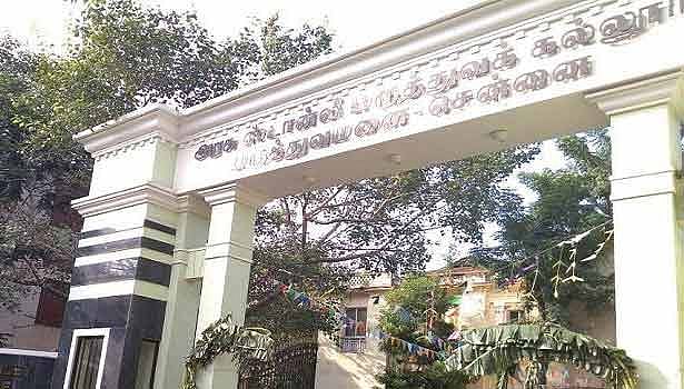 கொரோனா வைரஸின் தாக்கம் புரியாமல் உயிரோடு விளையாடும் தமிழக அரசு : மாஸ்க் கூட இல்லாத அவலம்!