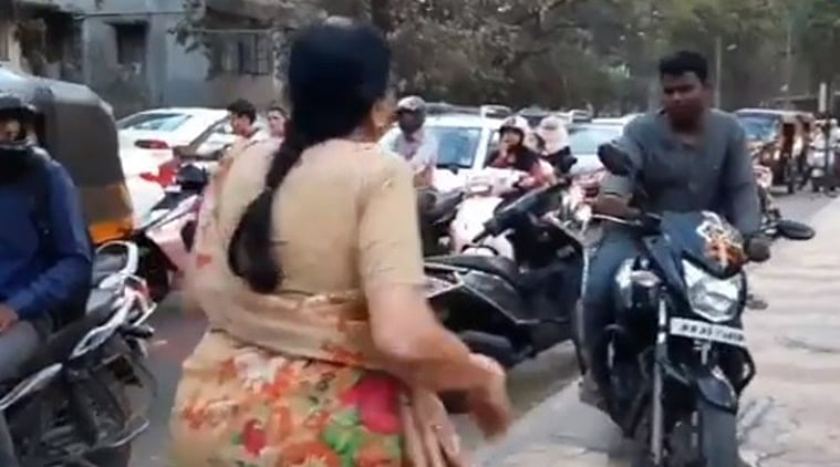 நடைபாதையில் பைக் ஓட்டி பாதசாரிகளை அச்சுறுத்தியவர்களுக்கு பாடம் புகட்டிய பெண்மணி... வைரல் வீடியோ!