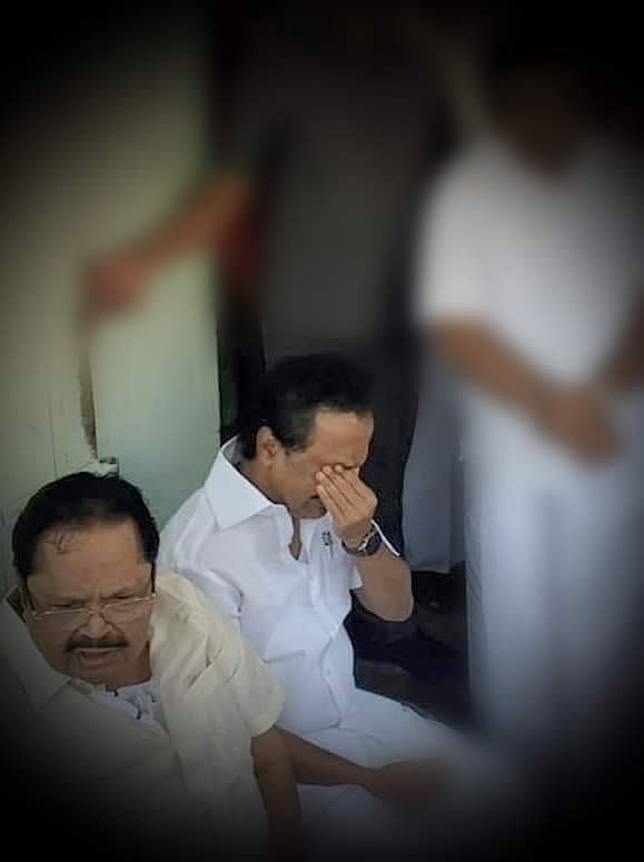 குடியாத்தம் தி.மு.க எம்.எல்.ஏ இறுதிச் சடங்கின்போது துயர் தாளாமல் கலங்கிய தி.மு.க தலைவர் மு.க.ஸ்டாலின்!