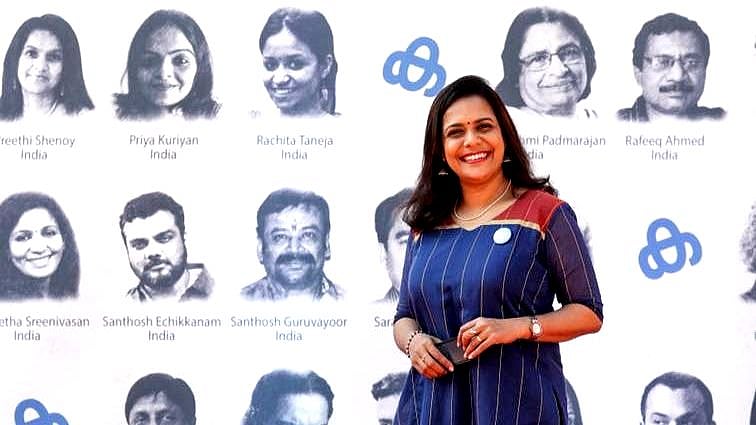 “தனக்கு கிடைத்த விருதை தானே அறிவித்த செய்தி தொகுப்பாளர்” : நேரலையில் நடந்த சுவாரஸ்யம்! - VIDEO