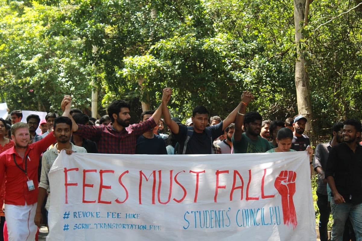“300% கட்டண உயர்வு?” : கல்விக் கட்டண உயர்வுக்கு எதிராகக் கொந்தளிக்கும் புதுச்சேரி பல்கலைக்கழக மாணவர்கள்!