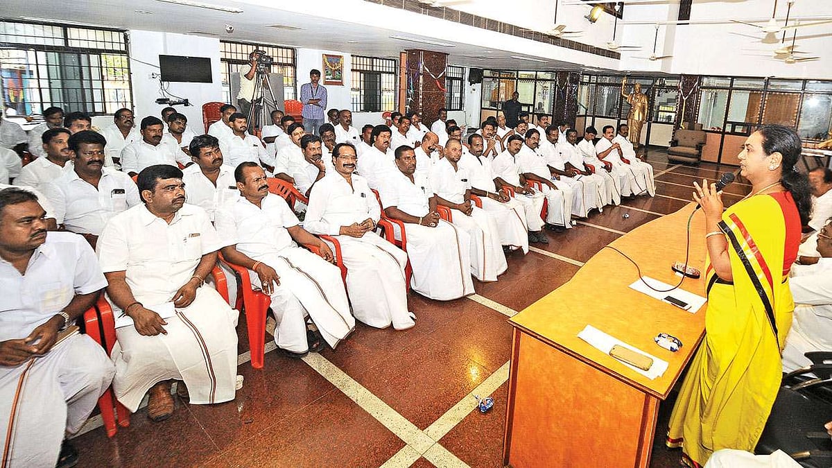 “தே.மு.தி.க முதல் ஆளாக களத்தில் இறங்கும்” : ரஜினியின் வசனத்தை அச்சு பிசகாமல் பேசிய பிரேமலதா !