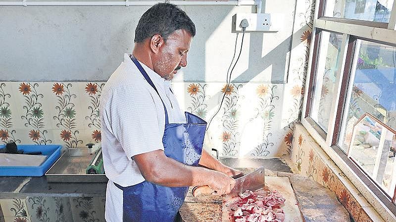 “கோழிக்கறி மூலம் கொரோனா பரவுதாக வதந்தி”: கடன் கொடுக்காத கோழிக்கடைக்காரரை பழிவாங்க சிறுவன் செய்த விபரீதம்!