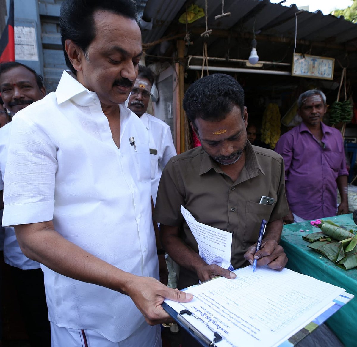 #CAA-வுக்கு எதிரான கையெழுத்து இயக்கம் : நேரடியாக களத்தில் இறங்கி கையெழுத்து பெறும் மு.க.ஸ்டாலின்!