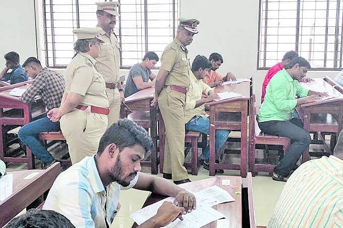 தேர்ச்சி பெற்றும் பணி வாய்ப்பு பறிபோன அவலம் - தேர்வாணையத்தின் மீது  தேர்வர்கள் புகார்!