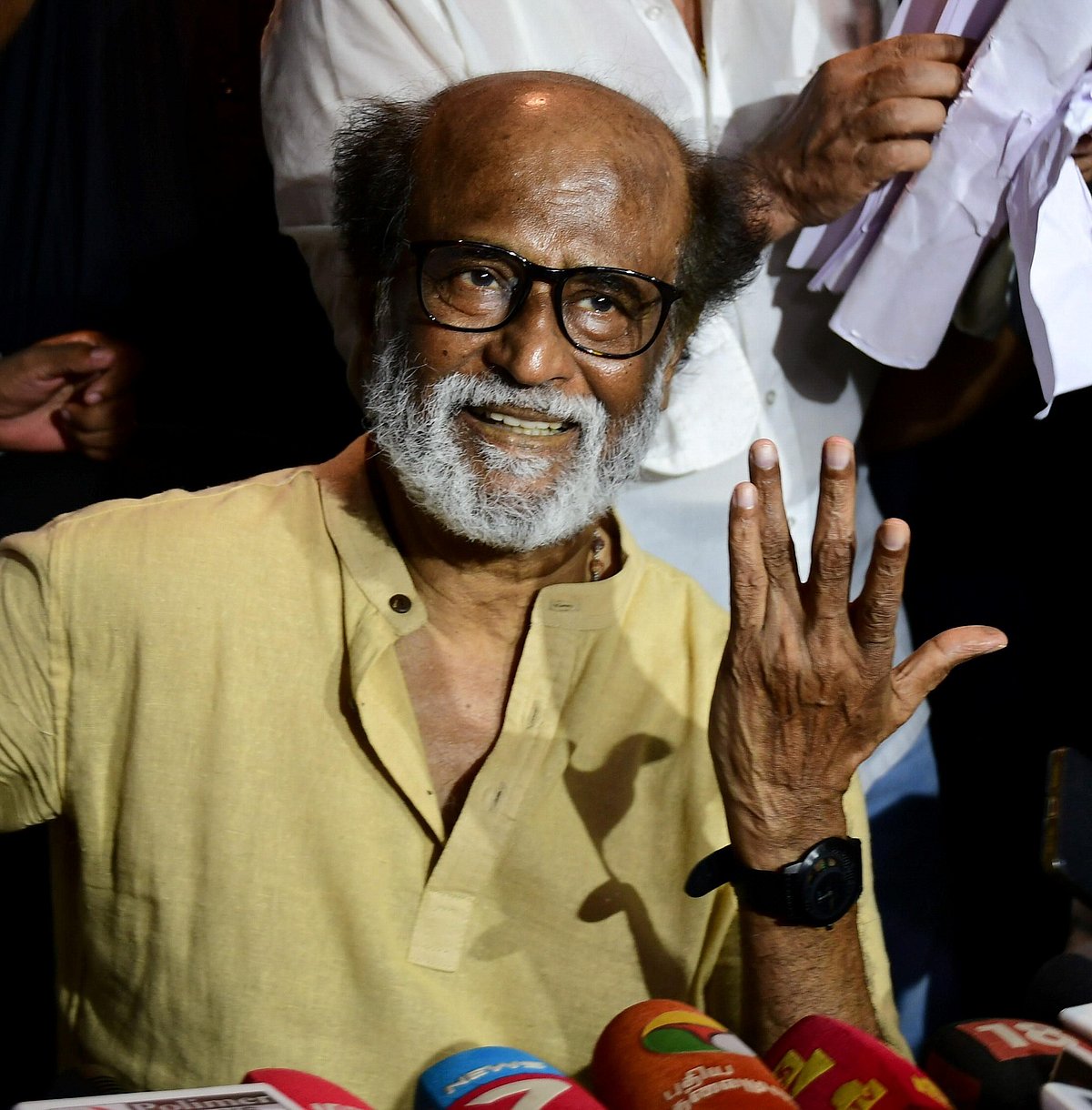 ’ரசிகர்களின் பணம் மட்டும் போதும் என எண்ணாதீர்கள்’: ரஜினி விதிவிலக்கு கேட்டது குறித்து வேல்முருகன் கருத்து