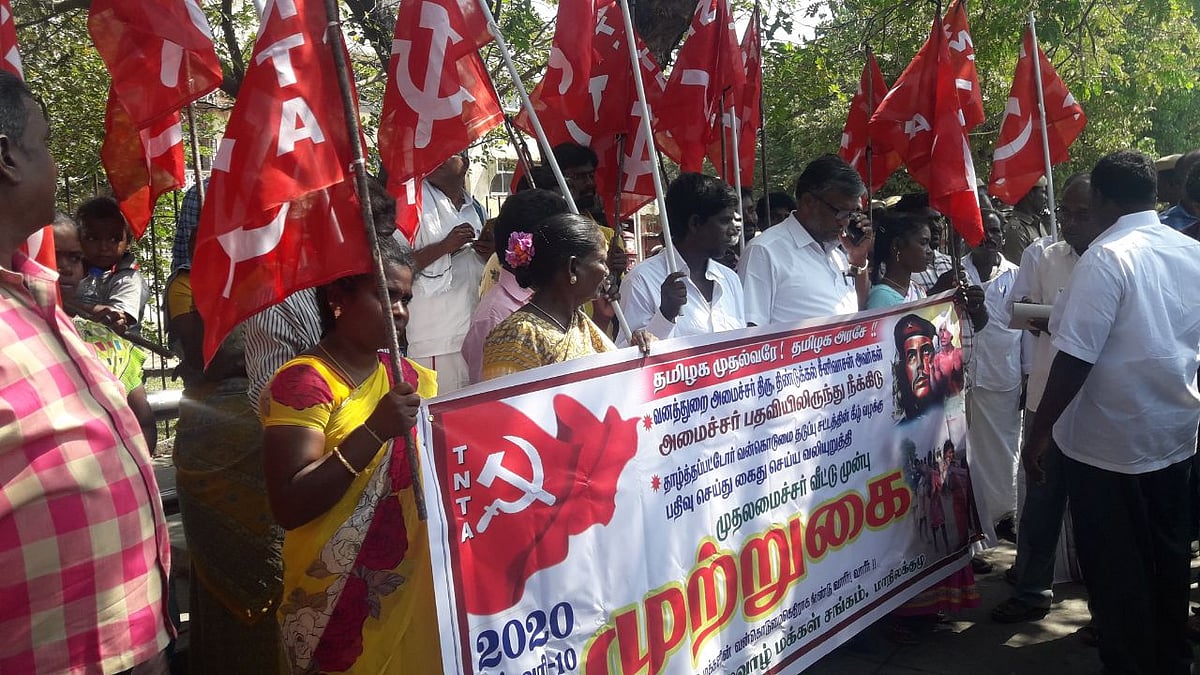 "திண்டுக்கல் சீனிவாசன் மீது வழக்குப் பதிந்து கைது செய்யவேண்டும்” - மலைவாழ் மக்கள் முற்றுகை போராட்டம்!