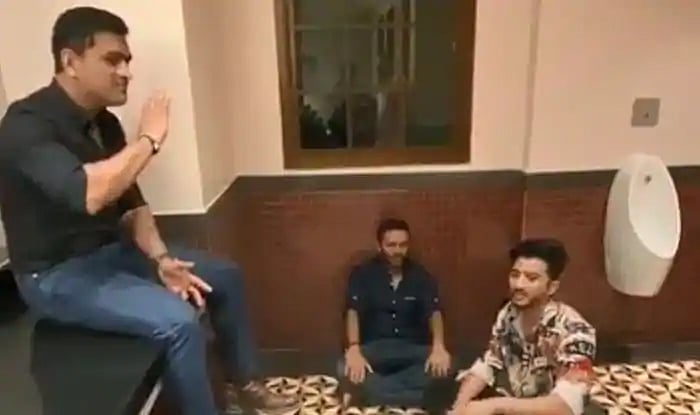 பாத்ரூம் சிங்கராக உருமாறிய ‘தல’ தோனி : சமூக வலைதளங்களில் வைரலாகும் வீடியோ!