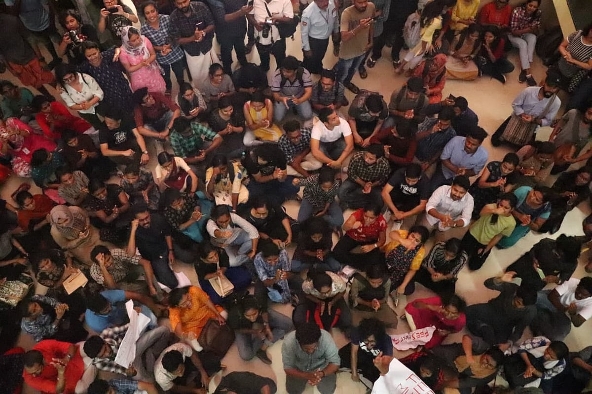 “300% கட்டண உயர்வு?” : கல்விக் கட்டண உயர்வுக்கு எதிராகக் கொந்தளிக்கும் புதுச்சேரி பல்கலைக்கழக மாணவர்கள்!