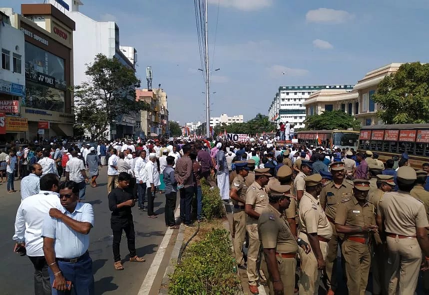 “CAAக்கு எதிராக தீர்மானம் நிறைவேற்றுக” : சென்னையில் லட்சக்கணக்கில் குவிந்த இஸ்லாமியர்கள்! (Album)