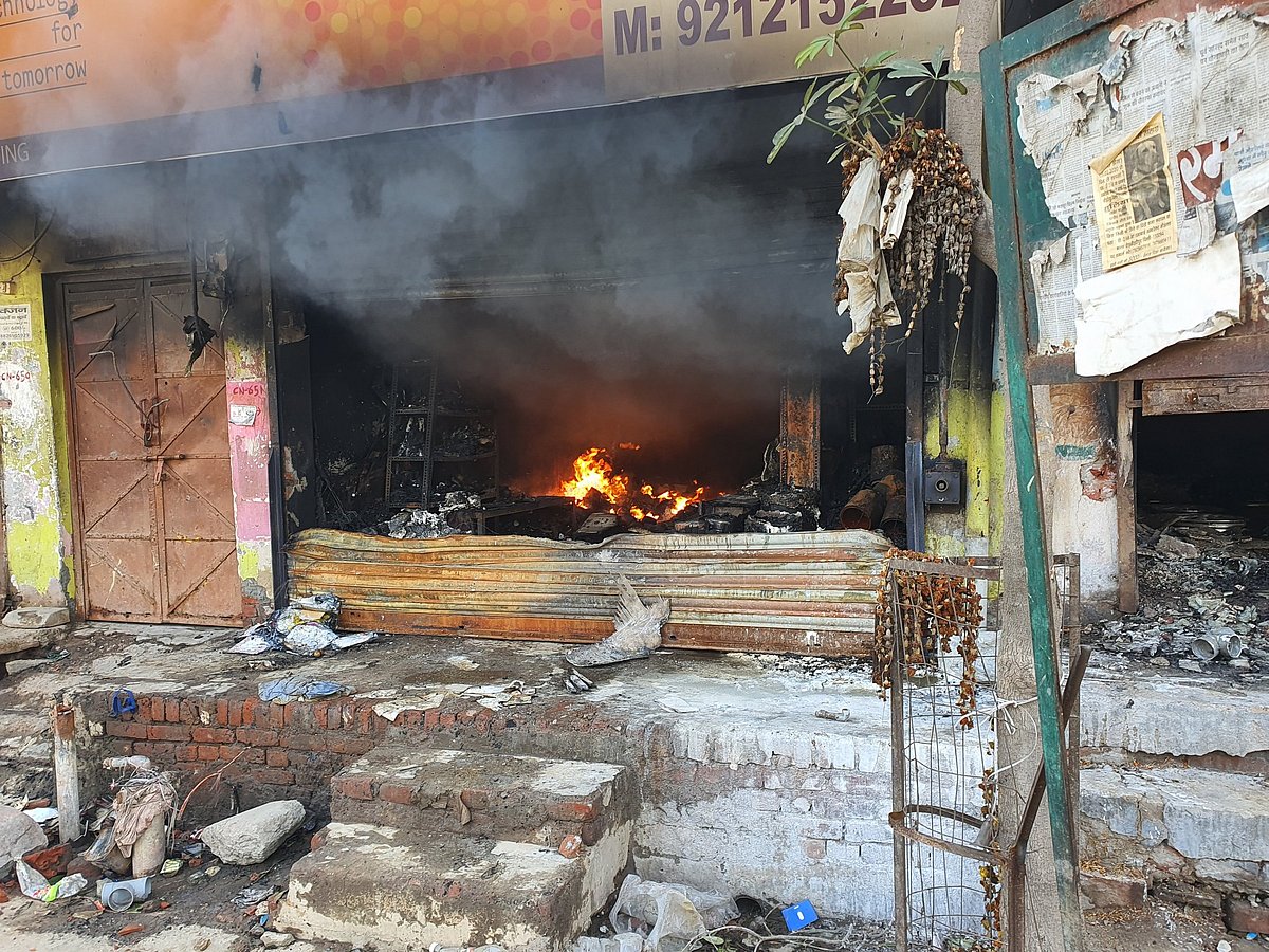 வன்முறையில் வீடுகளை இழந்த இஸ்லாமியர்கள் டெல்லியில் இருந்து இடம்பெயரும் அவலம் :  என்ன நடக்கிறது தலைநகரில்?