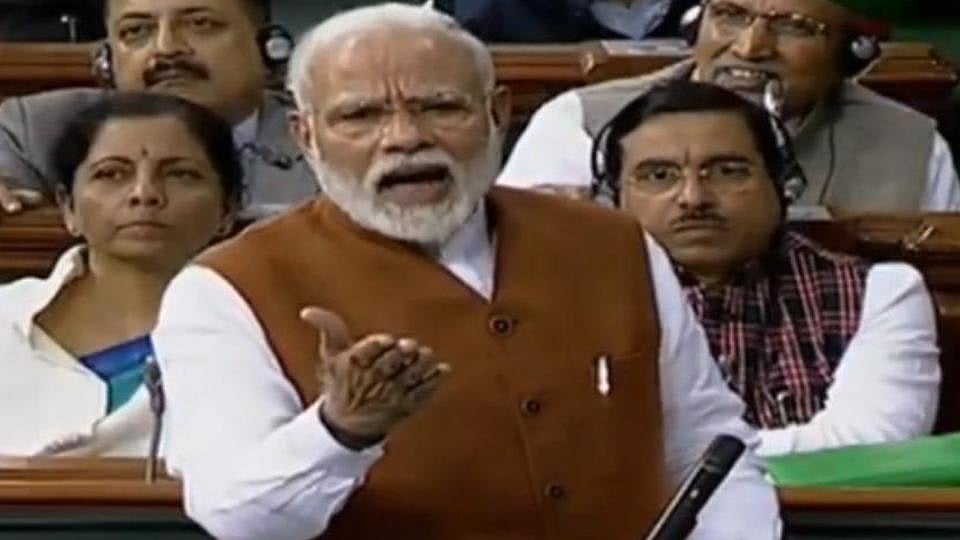 நாடாளுமன்றத்தில் நாலாந்தரப் பேச்சாளர் போலப் பேசும் மோடியின் டியூப்லைட் தருணங்கள்!